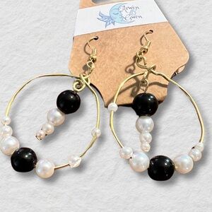 ￼Black and White Glass Beaded Hoop Earrings on Gold Tone Wire
